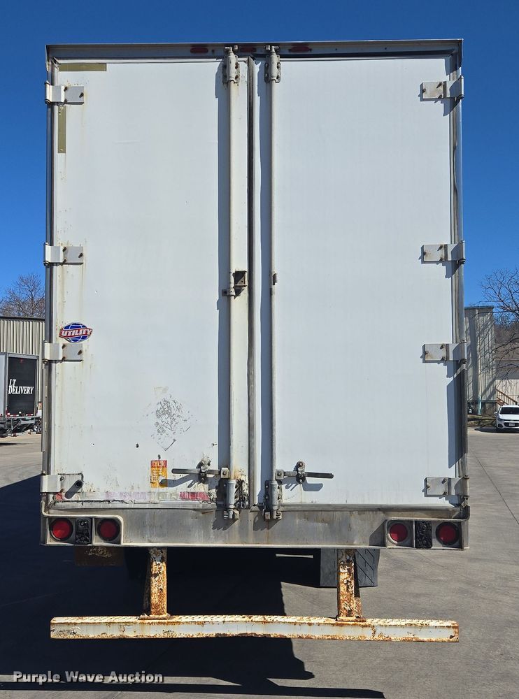 image for item EQ6724 2001 Utility dry van trailer