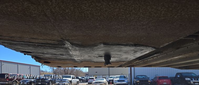 image for item EQ6724 2001 Utility dry van trailer