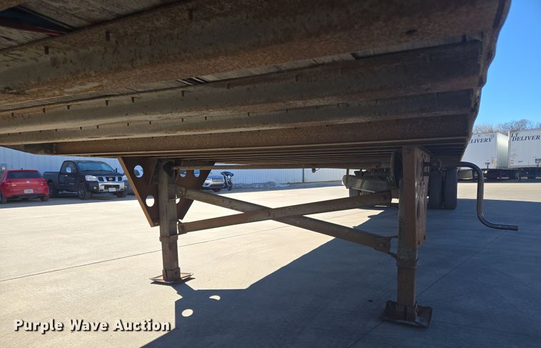 image for item EQ6724 2001 Utility dry van trailer