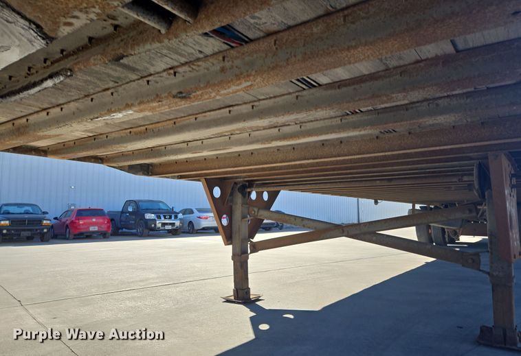 image for item EQ6724 2001 Utility dry van trailer