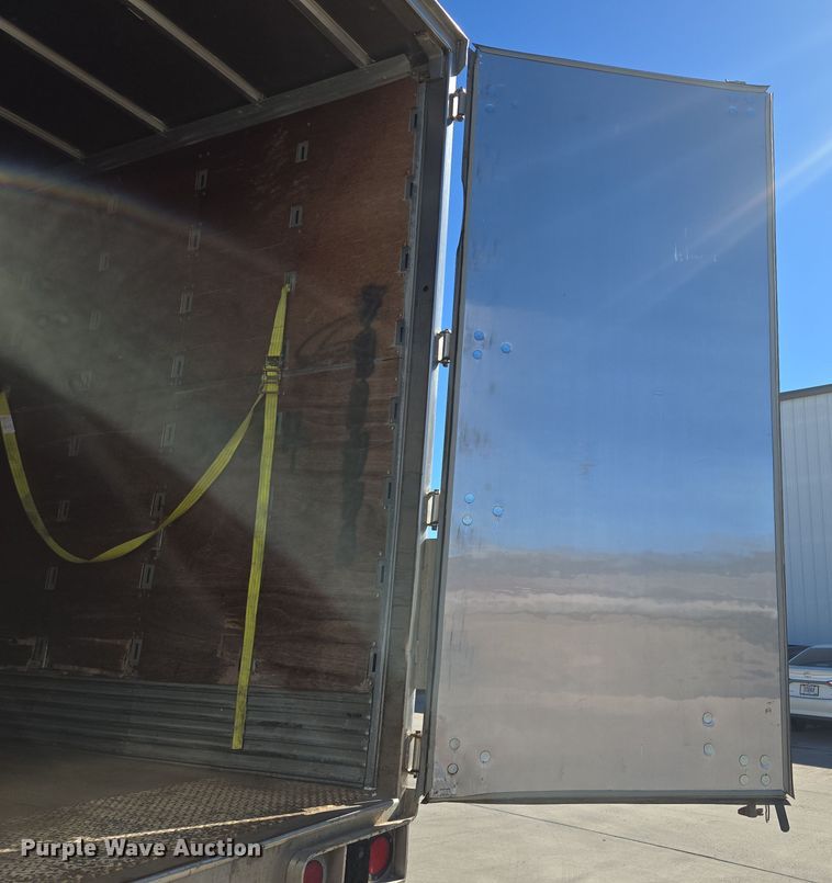 image for item EQ6724 2001 Utility dry van trailer