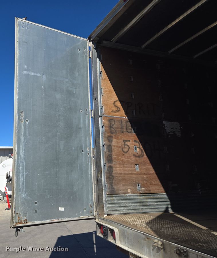 image for item EQ6724 2001 Utility dry van trailer