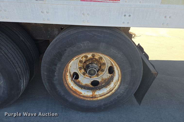 image for item EQ6724 2001 Utility dry van trailer
