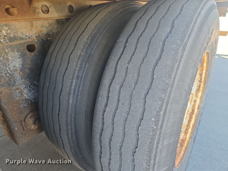 image for item EQ6724 2001 Utility dry van trailer