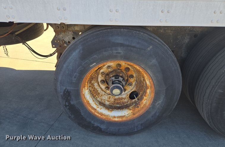 image for item EQ6724 2001 Utility dry van trailer