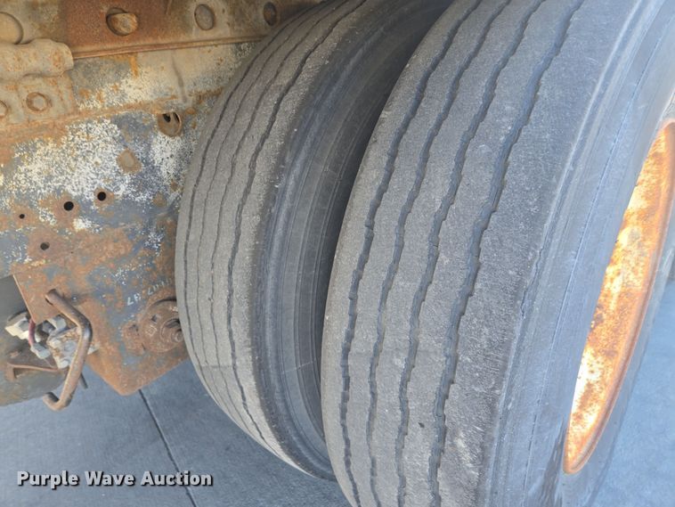 image for item EQ6724 2001 Utility dry van trailer