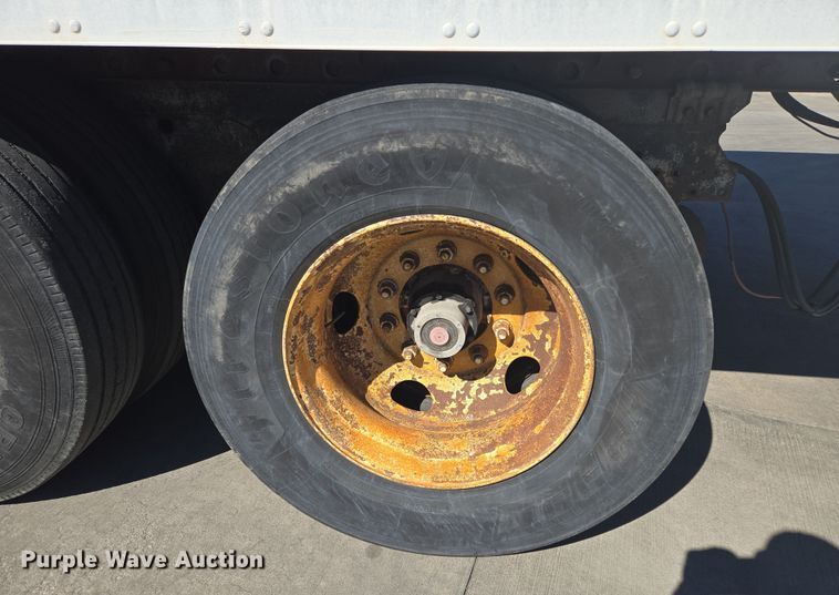 image for item EQ6724 2001 Utility dry van trailer