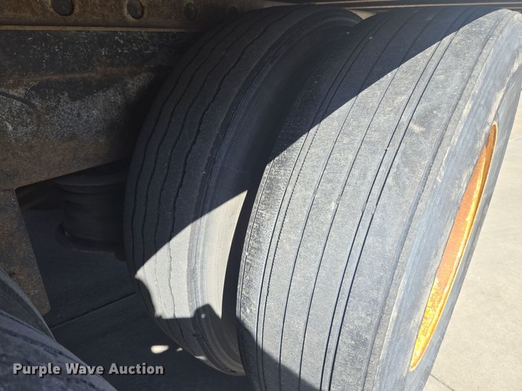 image for item EQ6724 2001 Utility dry van trailer