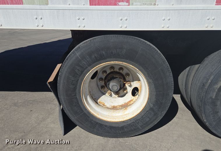 image for item EQ6724 2001 Utility dry van trailer