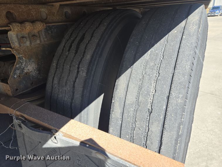 image for item EQ6724 2001 Utility dry van trailer