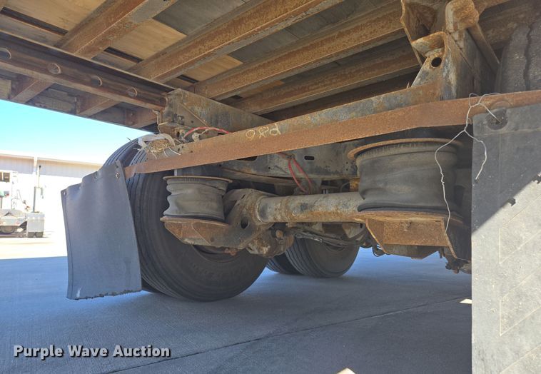 image for item EQ6724 2001 Utility dry van trailer