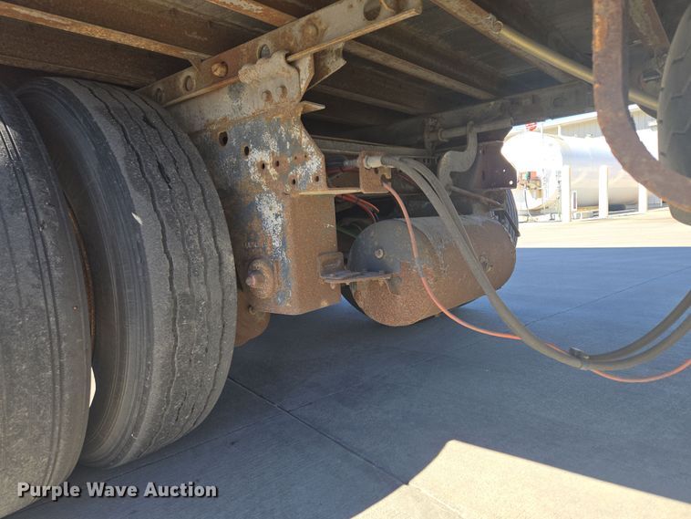 image for item EQ6724 2001 Utility dry van trailer