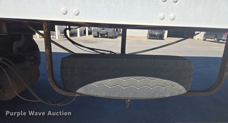 image for item EQ6724 2001 Utility dry van trailer