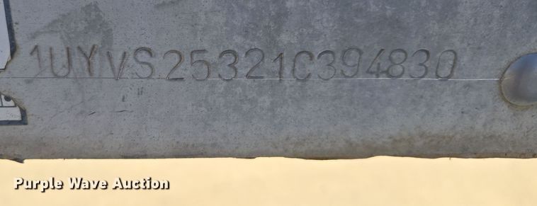 image for item EQ6724 2001 Utility dry van trailer