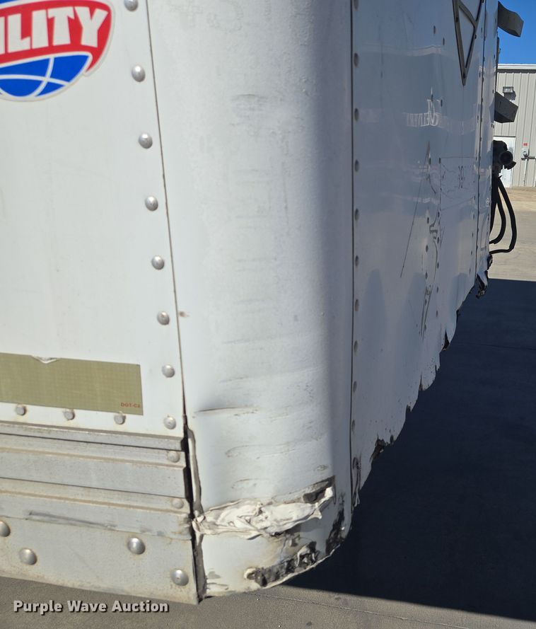 image for item EQ6727 2006 Utility Trailer  dry van trailer