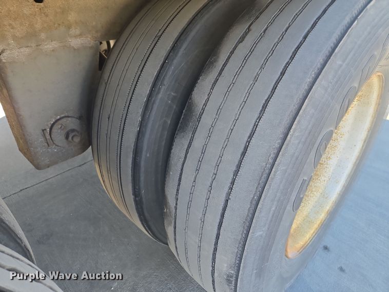 image for item EQ6727 2006 Utility Trailer  dry van trailer