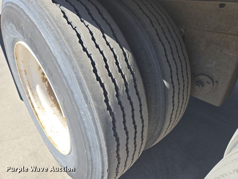 image for item EQ6727 2006 Utility Trailer  dry van trailer