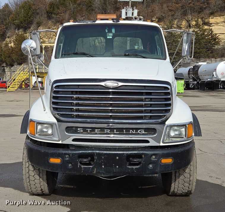 image for item EQ6777 2004 Sterling  LT9500 truck cab and chassis