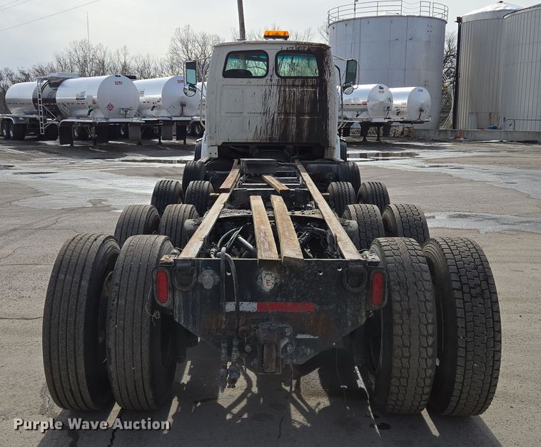 image for item EQ6777 2004 Sterling  LT9500 truck cab and chassis