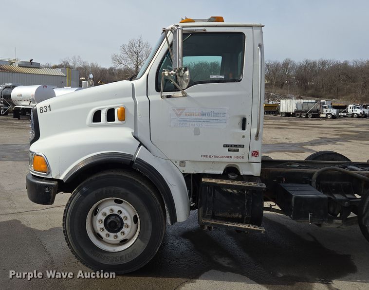 image for item EQ6777 2004 Sterling  LT9500 truck cab and chassis