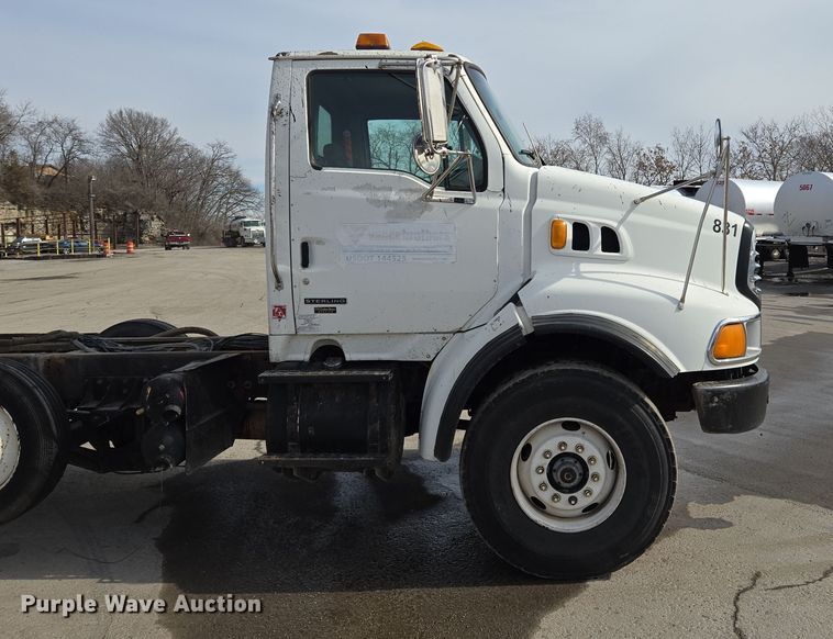 image for item EQ6777 2004 Sterling  LT9500 truck cab and chassis