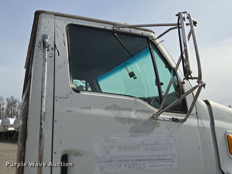 image for item EQ6777 2004 Sterling  LT9500 truck cab and chassis