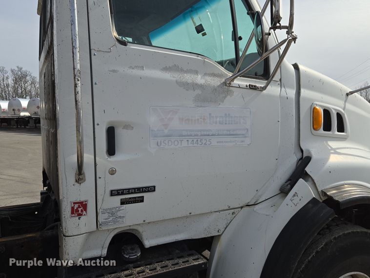 image for item EQ6777 2004 Sterling  LT9500 truck cab and chassis