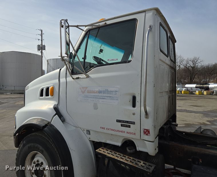 image for item EQ6777 2004 Sterling  LT9500 truck cab and chassis