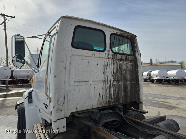image for item EQ6777 2004 Sterling  LT9500 truck cab and chassis