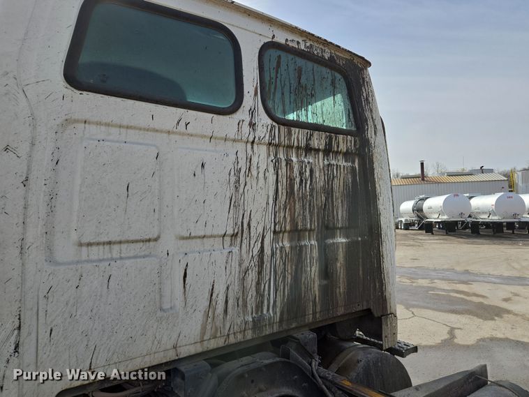 image for item EQ6777 2004 Sterling  LT9500 truck cab and chassis