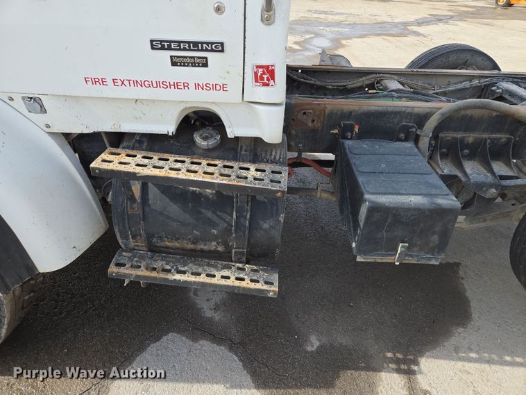 image for item EQ6777 2004 Sterling  LT9500 truck cab and chassis