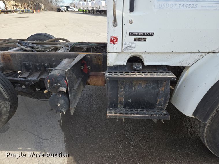 image for item EQ6777 2004 Sterling  LT9500 truck cab and chassis