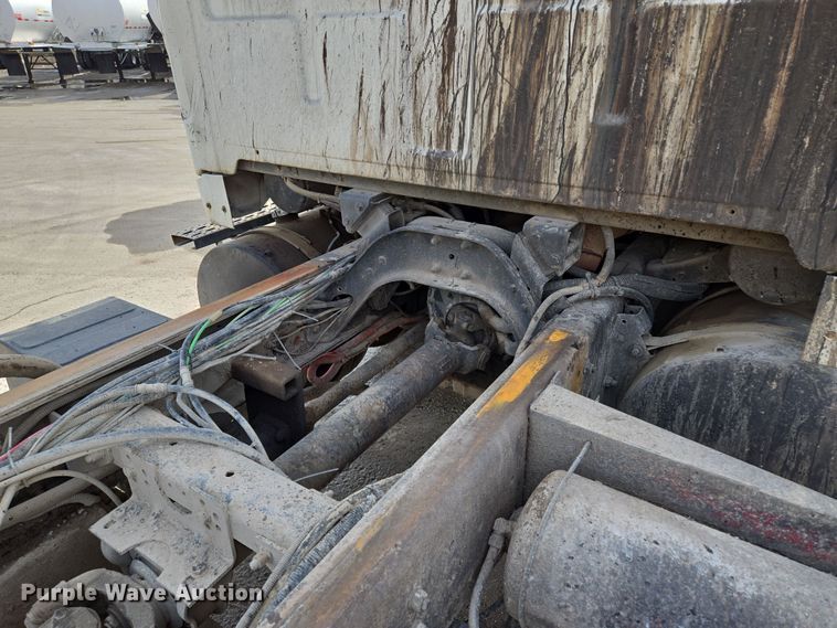 image for item EQ6777 2004 Sterling  LT9500 truck cab and chassis