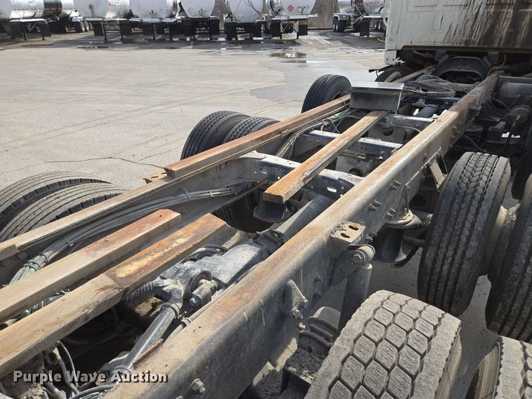 image for item EQ6777 2004 Sterling  LT9500 truck cab and chassis