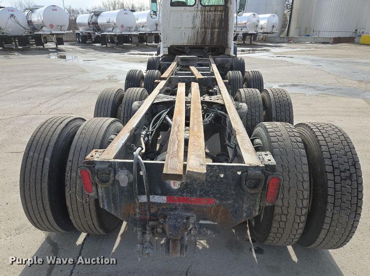 image for item EQ6777 2004 Sterling  LT9500 truck cab and chassis