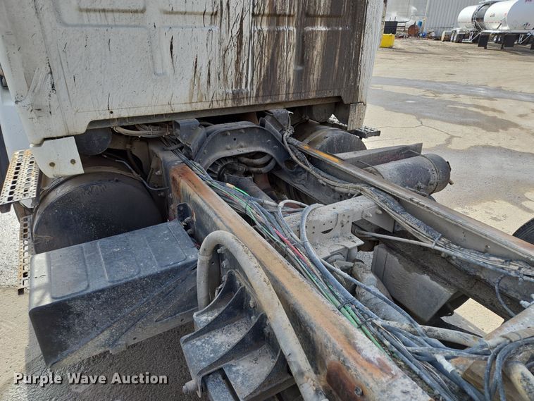 image for item EQ6777 2004 Sterling  LT9500 truck cab and chassis