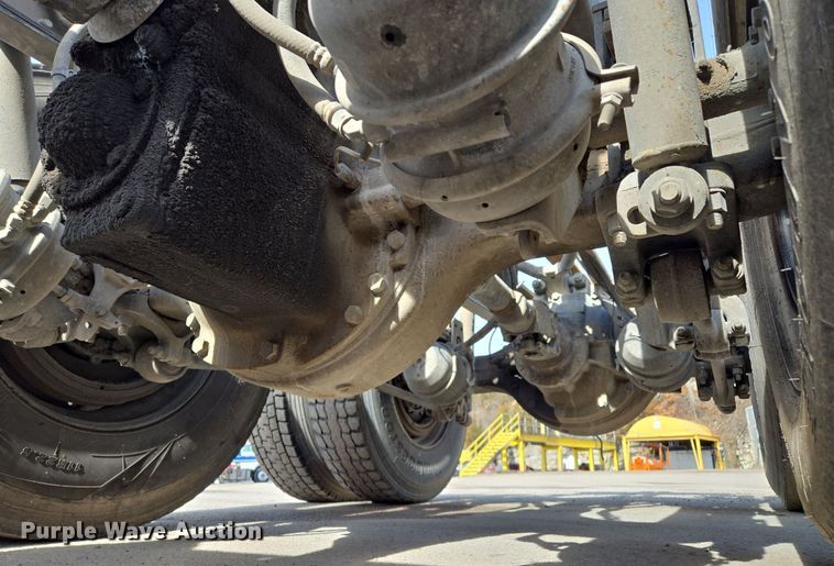 image for item EQ6777 2004 Sterling  LT9500 truck cab and chassis