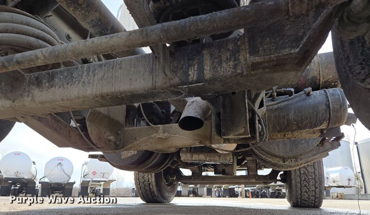 image for item EQ6777 2004 Sterling  LT9500 truck cab and chassis