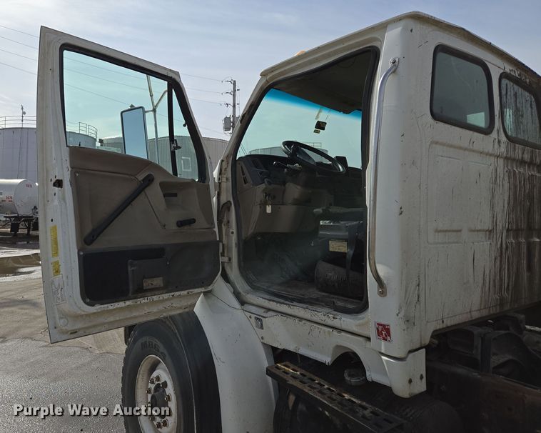 image for item EQ6777 2004 Sterling  LT9500 truck cab and chassis