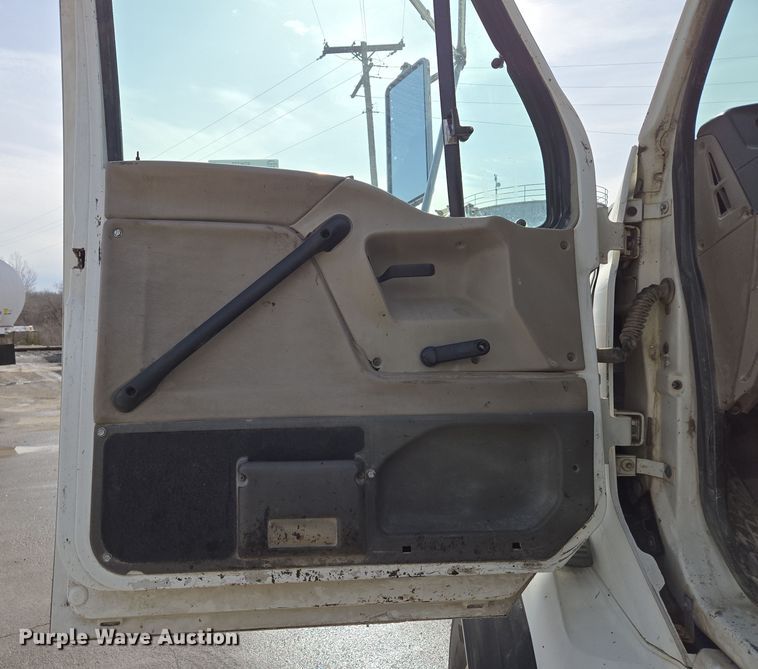 image for item EQ6777 2004 Sterling  LT9500 truck cab and chassis