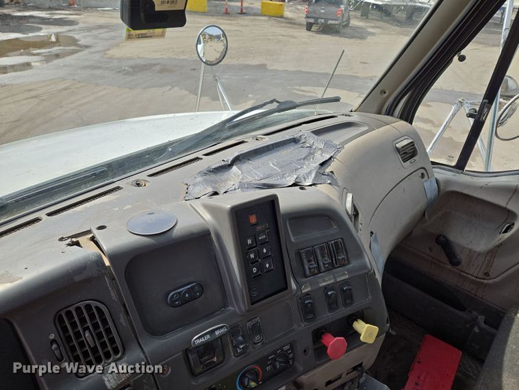 image for item EQ6777 2004 Sterling  LT9500 truck cab and chassis