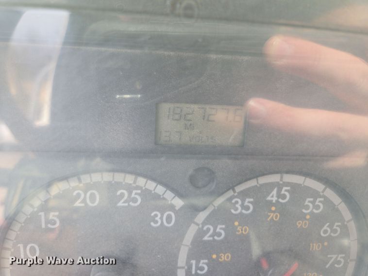 image for item EQ6777 2004 Sterling  LT9500 truck cab and chassis