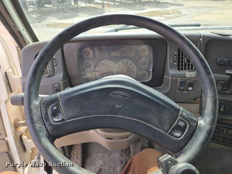 image for item EQ6777 2004 Sterling  LT9500 truck cab and chassis