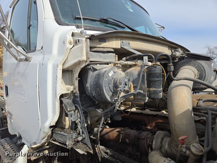 image for item EQ6777 2004 Sterling  LT9500 truck cab and chassis