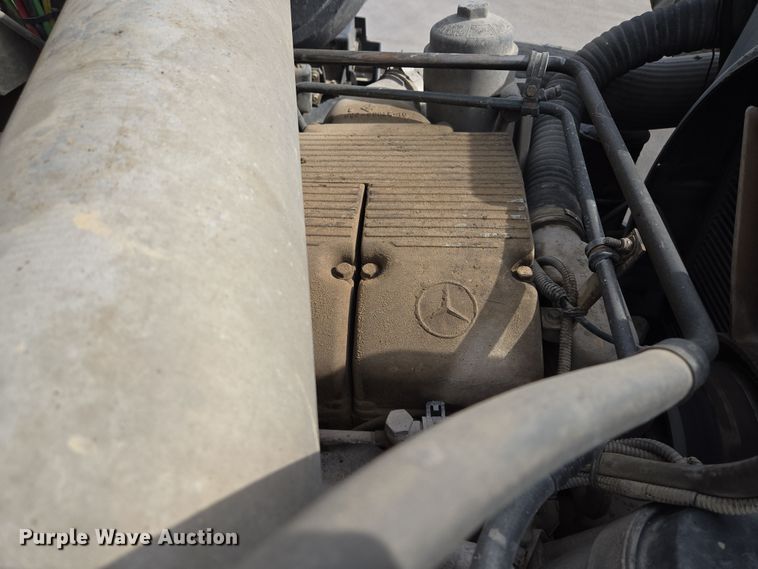 image for item EQ6777 2004 Sterling  LT9500 truck cab and chassis