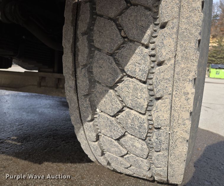 image for item EQ6777 2004 Sterling  LT9500 truck cab and chassis