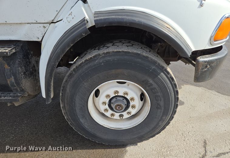 image for item EQ6777 2004 Sterling  LT9500 truck cab and chassis