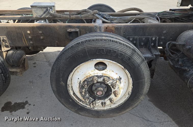 image for item EQ6777 2004 Sterling  LT9500 truck cab and chassis