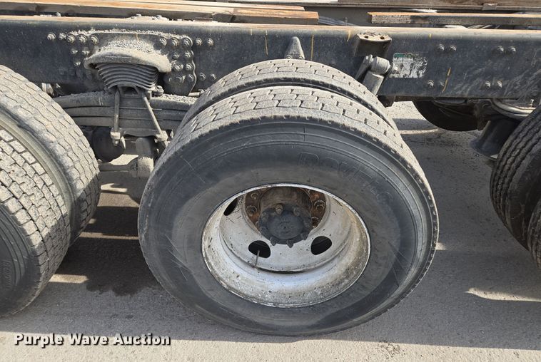 image for item EQ6777 2004 Sterling  LT9500 truck cab and chassis