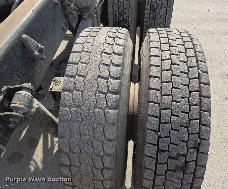 image for item EQ6777 2004 Sterling  LT9500 truck cab and chassis